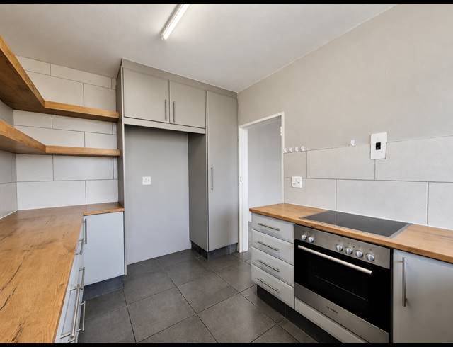 2 BEDROOM FLAT FOR SALE IN THREE RIVERS PROPER